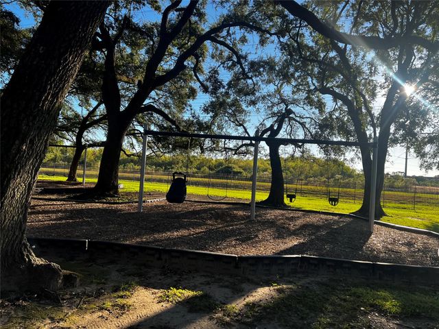 1242 Fawn Valley Drive, League City, TX 77573