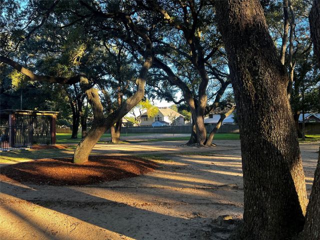 1242 Fawn Valley Drive, League City, TX 77573