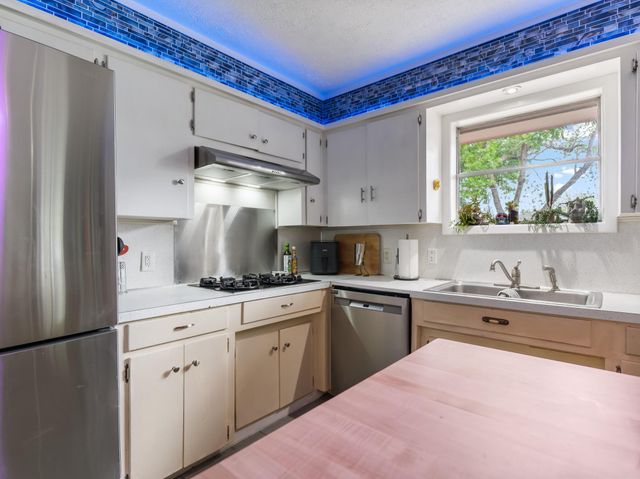 208 Lindsey Avenue, Bay City, TX 77414