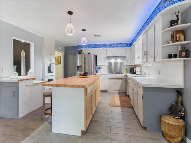 208 Lindsey Avenue, Bay City, TX 77414