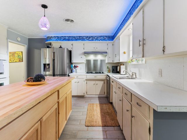 208 Lindsey Avenue, Bay City, TX 77414