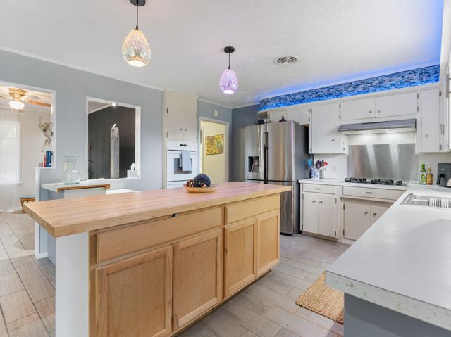 208 Lindsey Avenue, Bay City, TX 77414