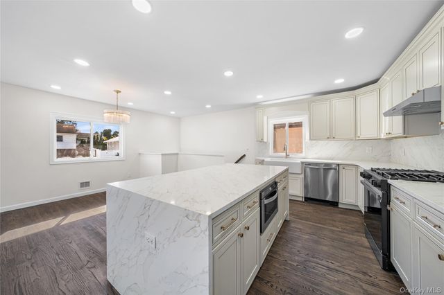 20 Briarwood Lane, Plainview, NY 11803