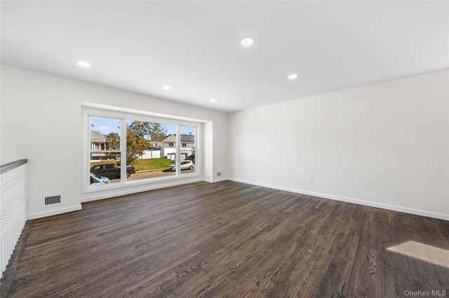 20 Briarwood Lane, Plainview, NY 11803