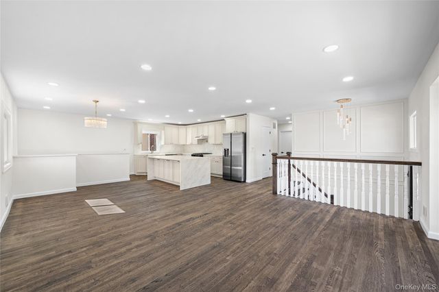 20 Briarwood Lane, Plainview, NY 11803