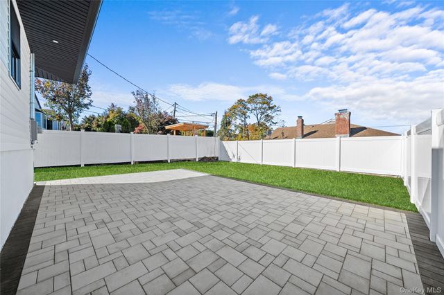 20 Briarwood Lane, Plainview, NY 11803