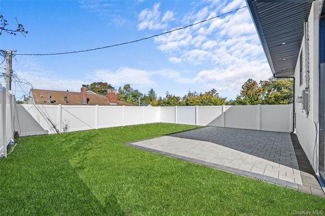 20 Briarwood Lane, Plainview, NY 11803