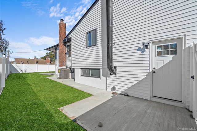 20 Briarwood Lane, Plainview, NY 11803