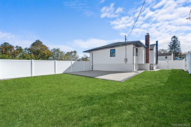 20 Briarwood Lane, Plainview, NY 11803