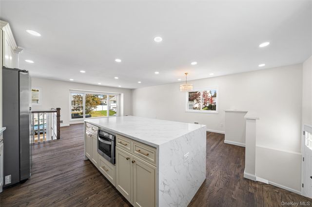 20 Briarwood Lane, Plainview, NY 11803