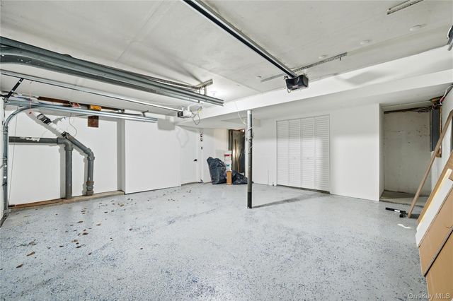 20 Briarwood Lane, Plainview, NY 11803