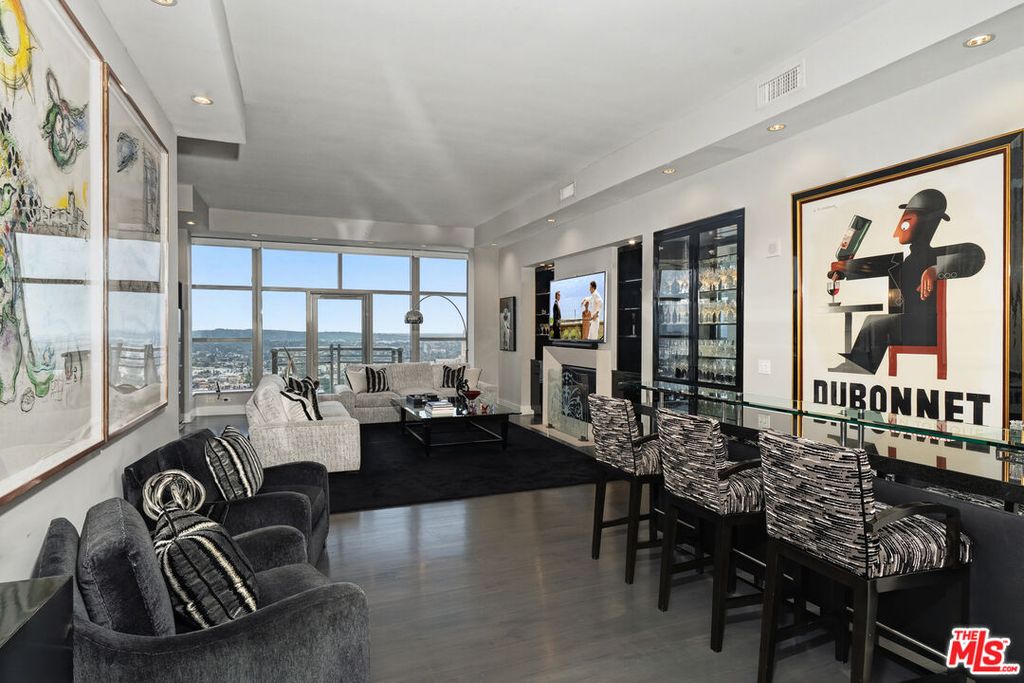 Image 1 of property listing at 10776 Wilshire Blvd, Los Angeles, CA 90024