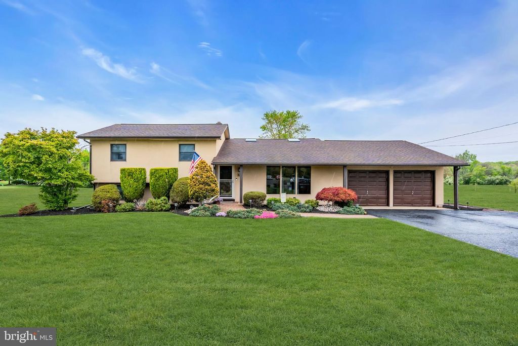 81 SHARON RD, Robbinsville, NJ 08691
