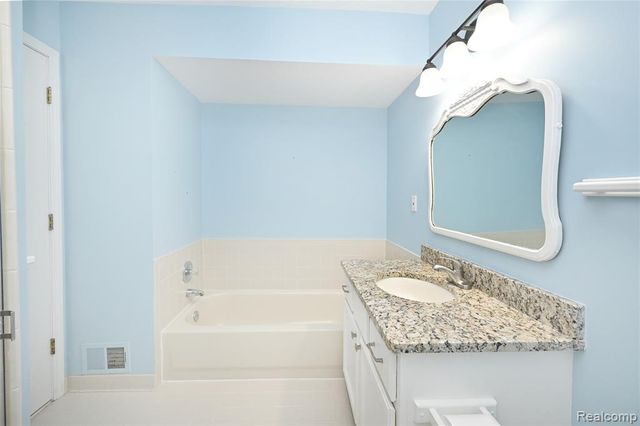 35285 Lone Pine Lane, Farmington Hills, MI 48335