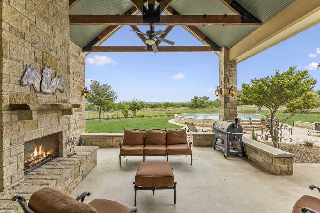 Image 4 of property listing at 15901 Fm 2402, Paint Rock, TX 76866