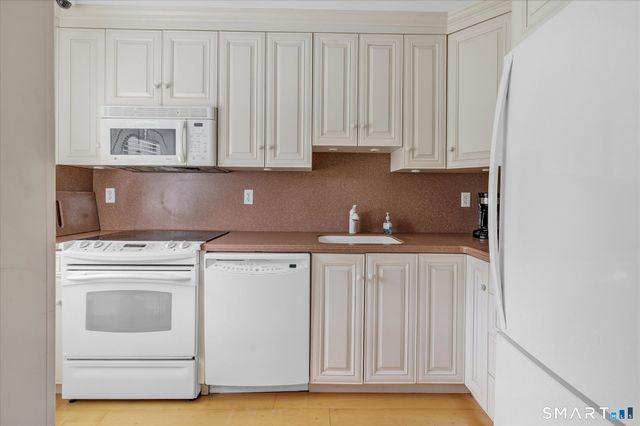 419 Asbury Ridge 419, Shelton, CT 06484