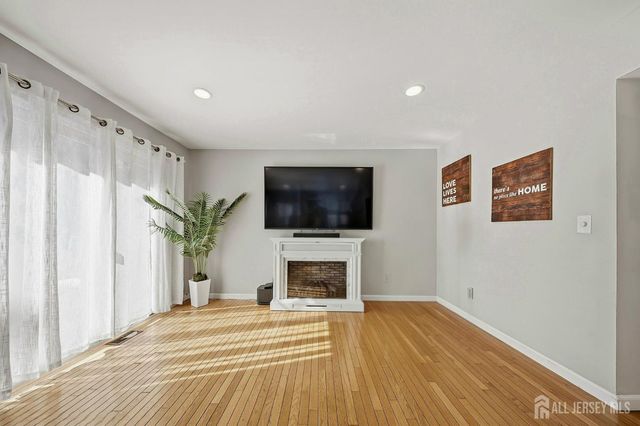 6102 N oaks Boulevard, North Brunswick, NJ 08902