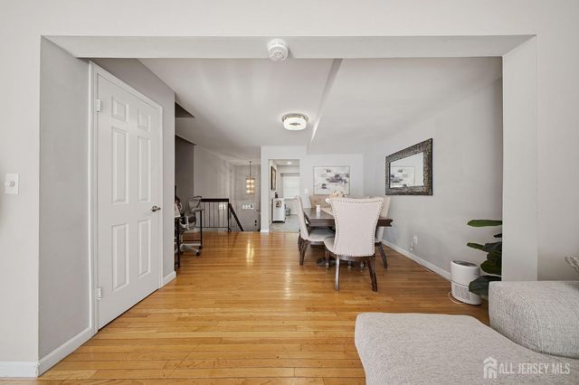 6102 N oaks Boulevard, North Brunswick, NJ 08902