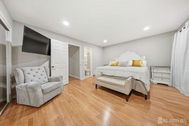 6102 N oaks Boulevard, North Brunswick, NJ 08902