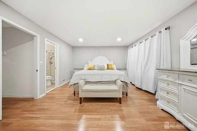 6102 N oaks Boulevard, North Brunswick, NJ 08902
