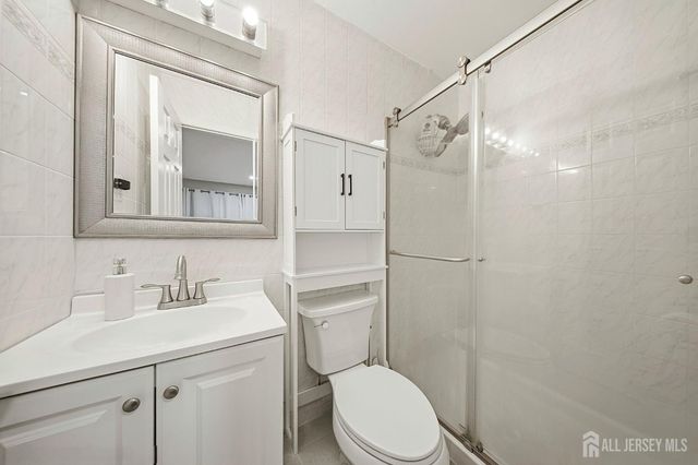 6102 N oaks Boulevard, North Brunswick, NJ 08902
