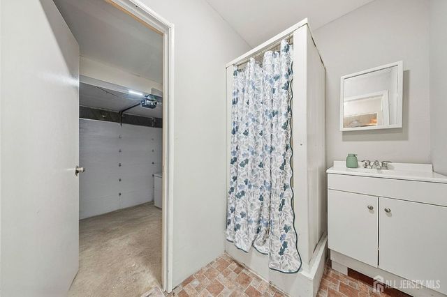6102 N oaks Boulevard, North Brunswick, NJ 08902