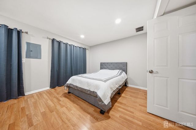6102 N oaks Boulevard, North Brunswick, NJ 08902