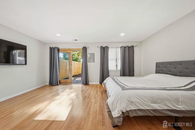 6102 N oaks Boulevard, North Brunswick, NJ 08902