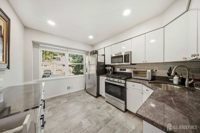 6102 N oaks Boulevard, North Brunswick, NJ 08902
