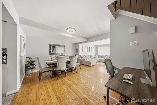 6102 N oaks Boulevard, North Brunswick, NJ 08902
