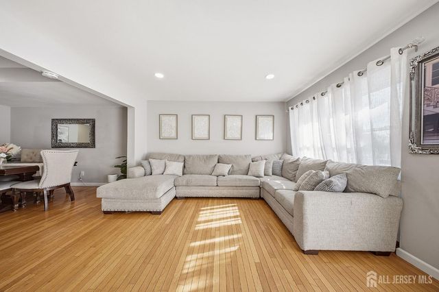 6102 N oaks Boulevard, North Brunswick, NJ 08902