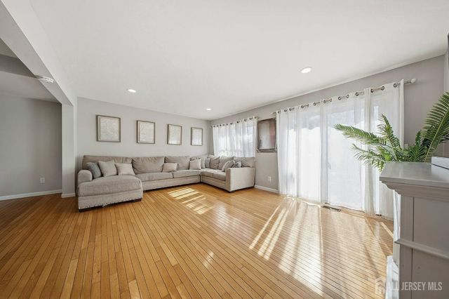 6102 N oaks Boulevard, North Brunswick, NJ 08902