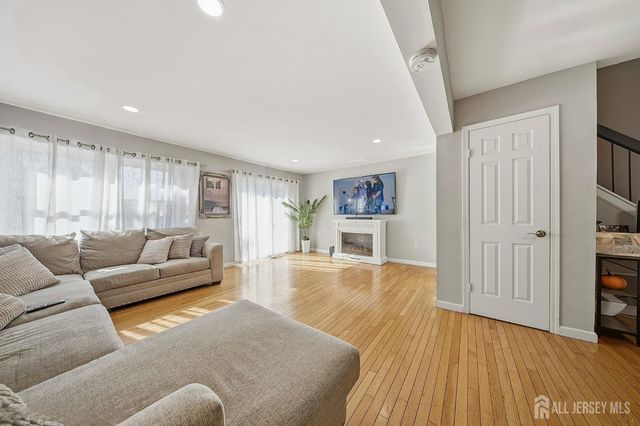6102 N oaks Boulevard, North Brunswick, NJ 08902