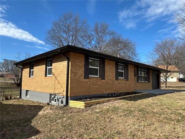 17293 E Cheyenne Drive, Independence, MO 64056