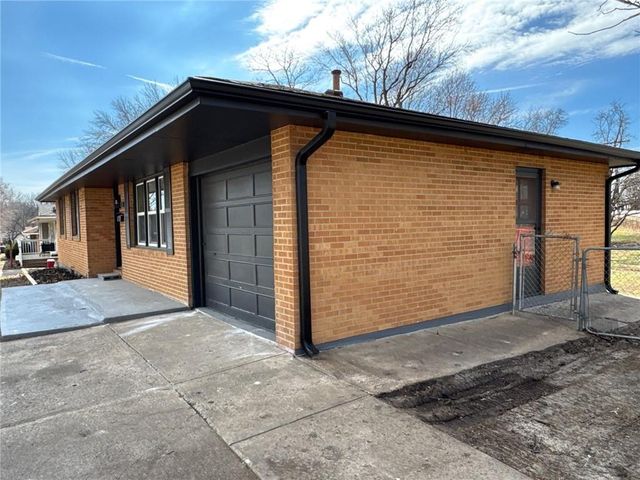 17293 E Cheyenne Drive, Independence, MO 64056