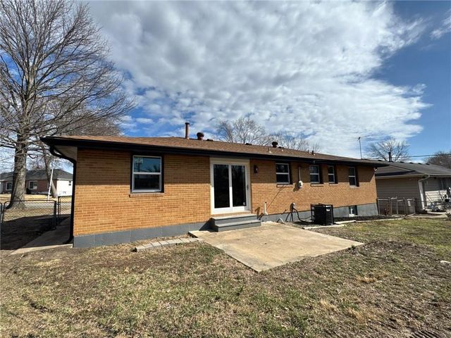 17293 E Cheyenne Drive, Independence, MO 64056