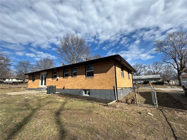 17293 E Cheyenne Drive, Independence, MO 64056