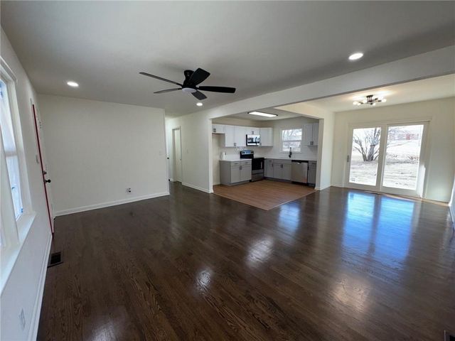 17293 E Cheyenne Drive, Independence, MO 64056