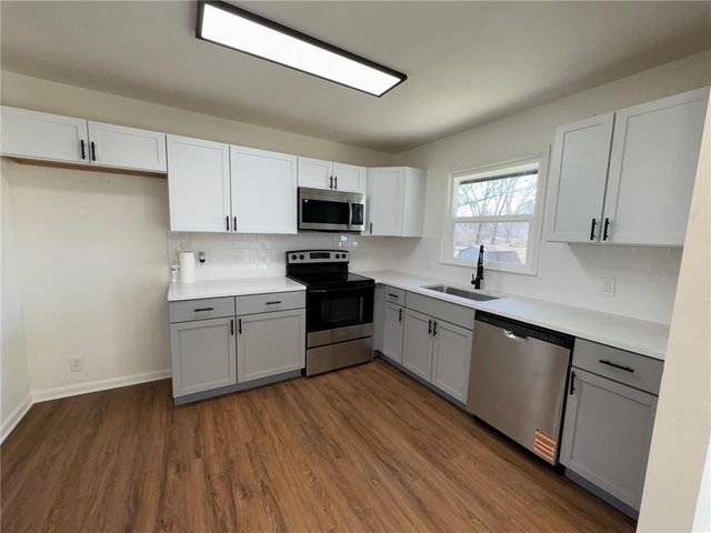 17293 E Cheyenne Drive, Independence, MO 64056