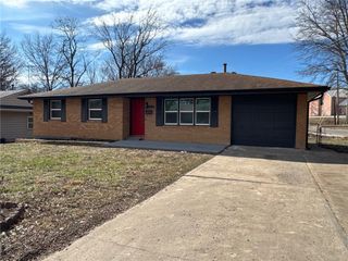 17293 E Cheyenne Drive, Independence, MO 64056