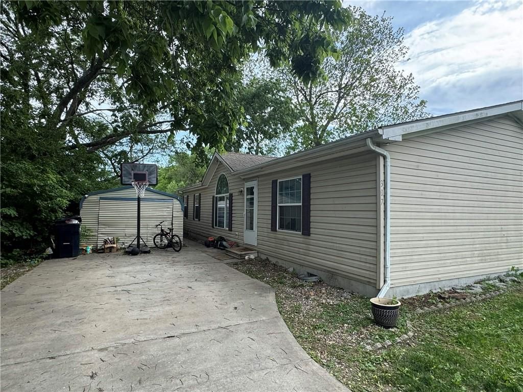 307 E Agnes Street, Mclouth, KS 66054