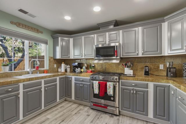 1201 W Donna Dr, Merced, CA 95348