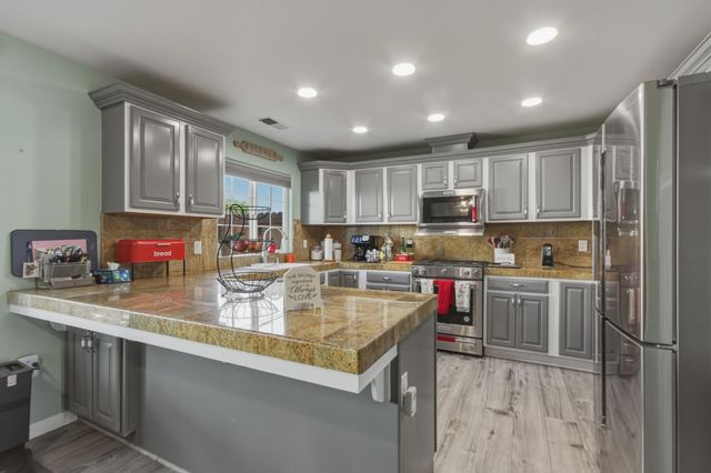 1201 W Donna Dr, Merced, CA 95348