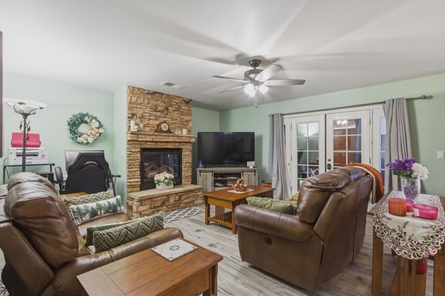 1201 W Donna Dr, Merced, CA 95348