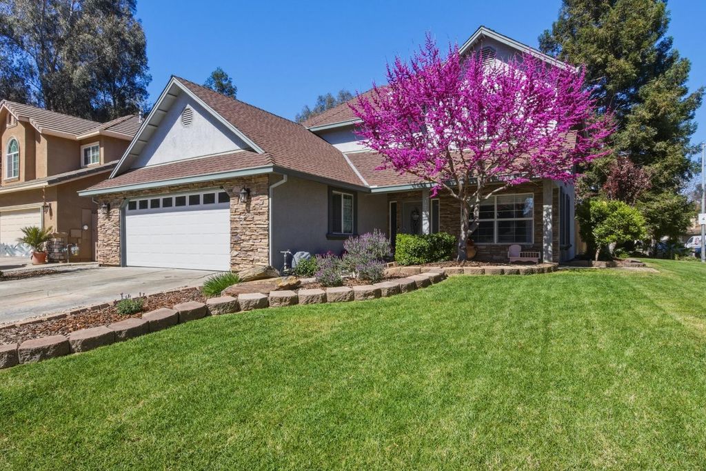 1201 W Donna Dr, Merced, CA 95348