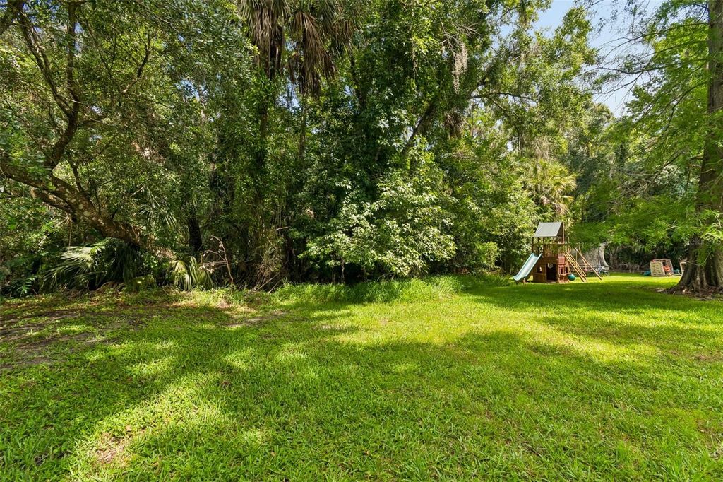 Image 7 of property listing at 4910 EBENSBURG DRIVE, Tampa, FL 33647
