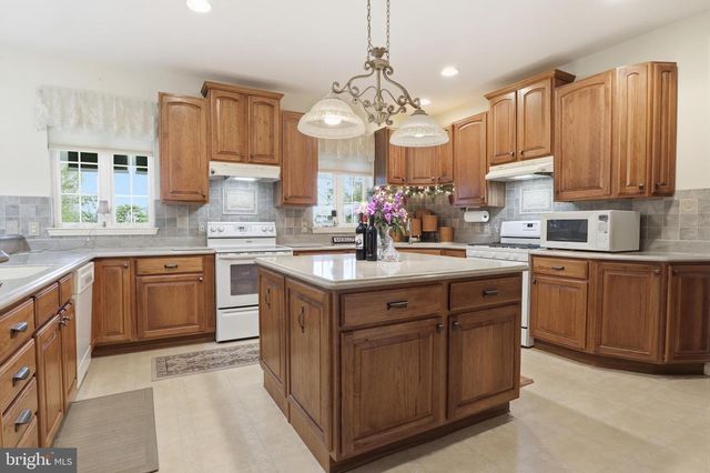 33 WARM BREEZE CT, Hanover, PA 17331