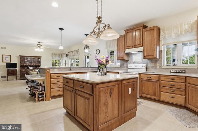 33 WARM BREEZE CT, Hanover, PA 17331