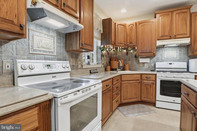 33 WARM BREEZE CT, Hanover, PA 17331