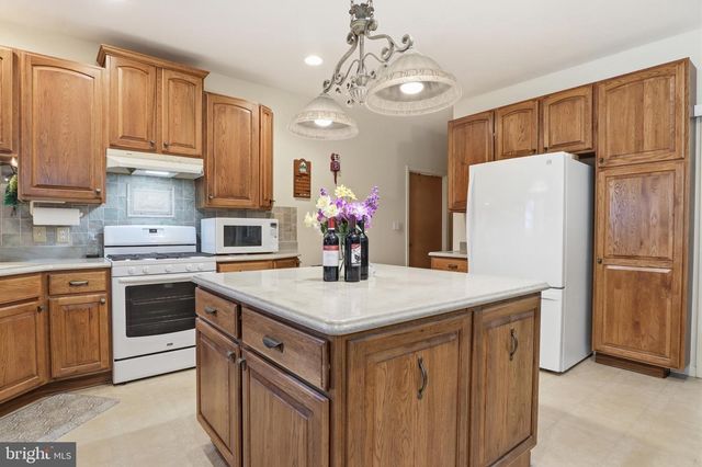 33 WARM BREEZE CT, Hanover, PA 17331